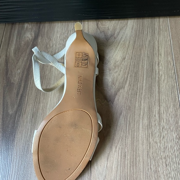 Nine West Size 8 1/2 heels. - Picture 3 of 3